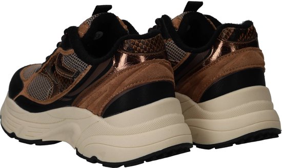 Zwarte sneaker met bruine suède en metallic details, gezien vanaf de achterkant.