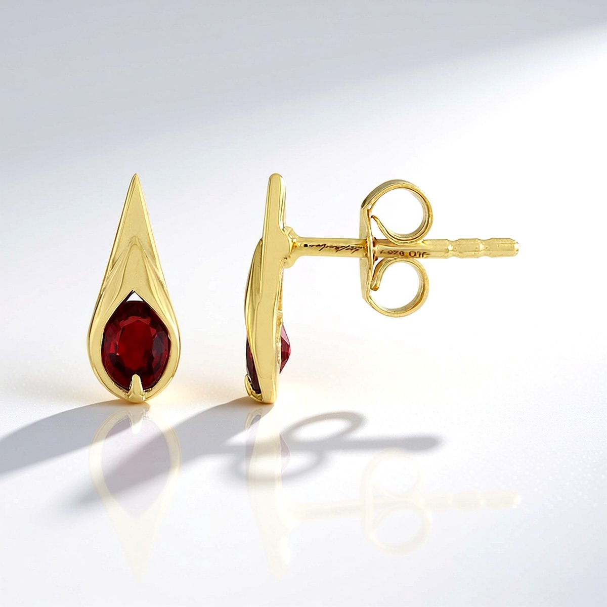 Cavill - Zilveren Oorbellen 925 Sterling - 0,444 ct Tanzania Robijn Ovaal - 18K Goud Verguld - Elegante Rode Edelsteen - Melo Essence