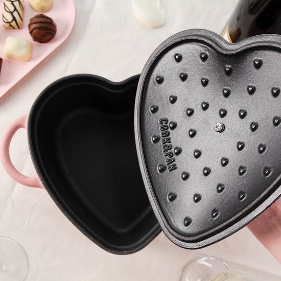 Roze gietijzeren braadpan in hartvorm, open met zwart interieur, merk Cook & Pan.