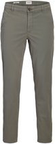 Grijze chino broek, met knoopsluiting en zakken, voor mannen.