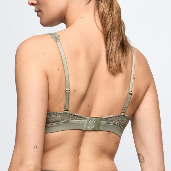 Achterkant van een groene kanten bralette met verstelbare bandjes en sluiting.