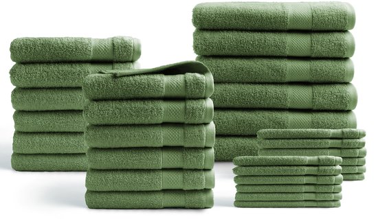 Verschillende stapels groene handdoeken van verschillende groottes.
