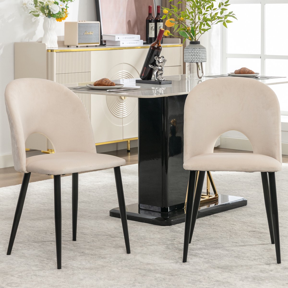 MEUNIQ Beige eetkamerstoel van velvet met metalen onderstel, opengewerkt rugdesign, gewatteerde zitting en verstelbare voeten, set van 2 voor de eetkamer