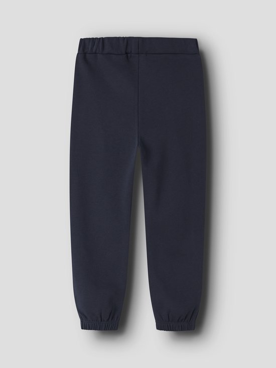 Donkerblauwe joggingbroek met elastische tailleband en manchetten, gedragen op een grijze achtergrond.