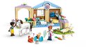 Clinique vétérinaire LEGO Friends avec cheval blanc, chiens, chats, lapin et deux figurines.