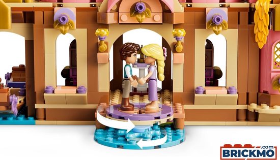 Drie LEGO Disney prinsessenfiguren, twee met elkaar, bij een bruin kasteel met roze en blauwe details.