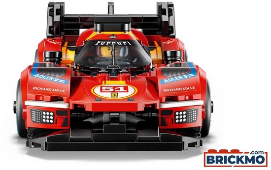 Avant d'une voiture de course LEGO Ferrari 499P rouge avec grande calandre, phares et numéro 51.