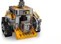Robot LEGO WALL-E avec compartiment ouvert et une petite boîte à l'intérieur.