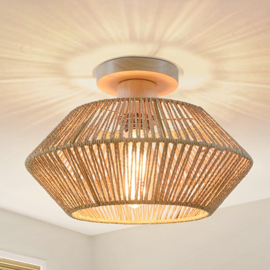Lampe de plafond géométrique en rotin avec une base en bois projetant des motifs sur le plafond.