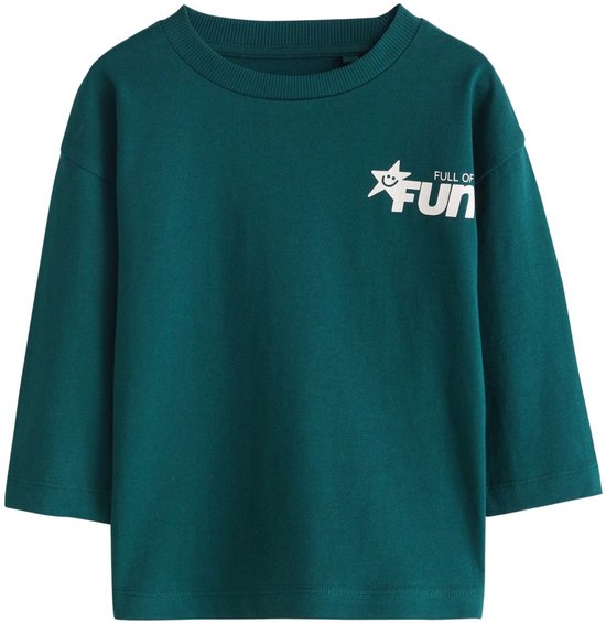 Groen T-shirt met lange mouwen, ronde hals en 'FULL OF FUN' tekst met ster en smiley.
