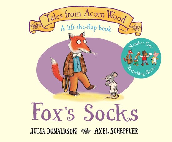 La couverture de 'Fox's Socks', un livre à rabats de la série 'Tales from Acorn Wood'. Un renard en veste et une petite souris se tiennent côte à côte.