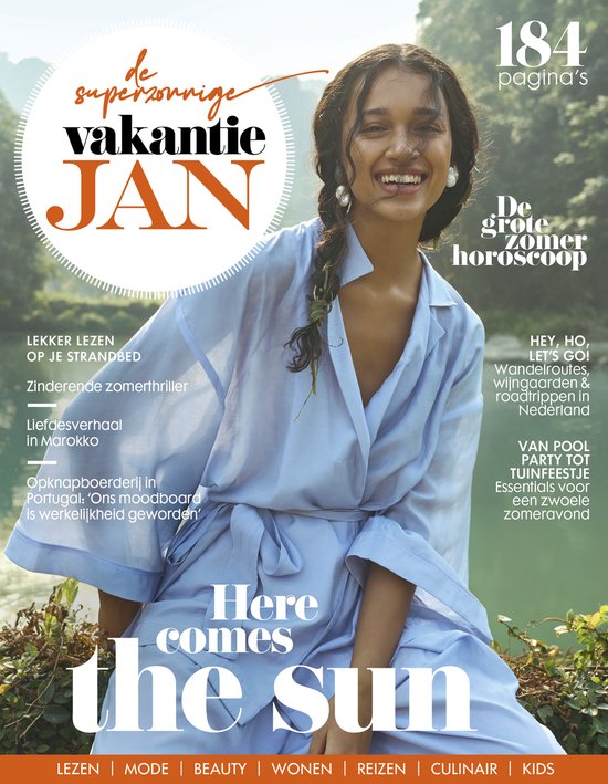Vrouw met lang zwart haar, lachend in een blauwe kimono.
