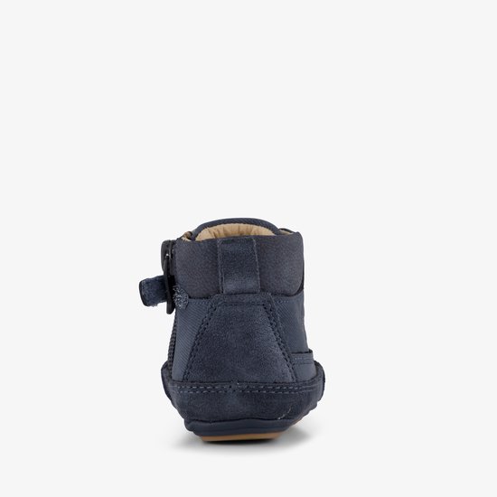 Achterkant donkerblauwe babyschoen met suède accenten en ritssluiting.