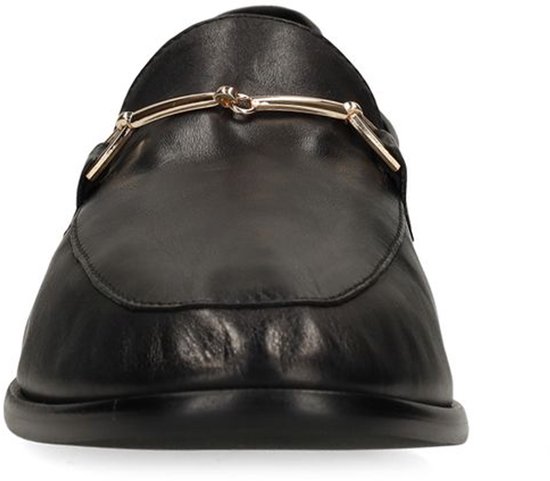 Zwarte leren loafer van voren gezien, met een goudkleurig metalen detail op de wreef.
