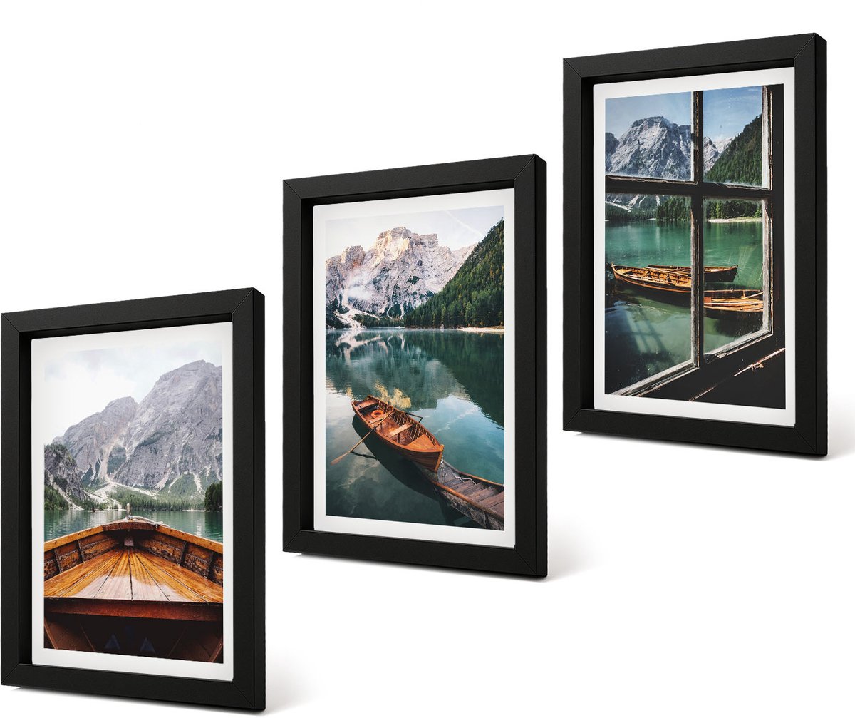 Coloray 4-Delige Schilderij Set - Uitzicht op een bergmeer met boten en een raam op de achtergrond. - 20 x 30 cm - Moderne Wanddecoratie - Woonkamer - Stijlvolle Muurdecoratie