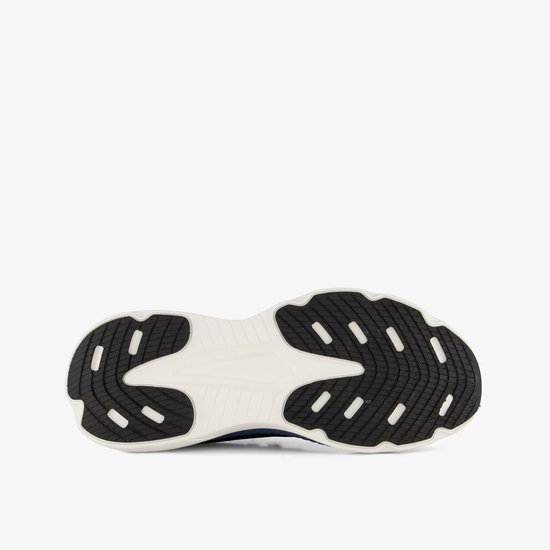 Onderkant van een zwarte hardloopschoen met een witte en blauwe zool.