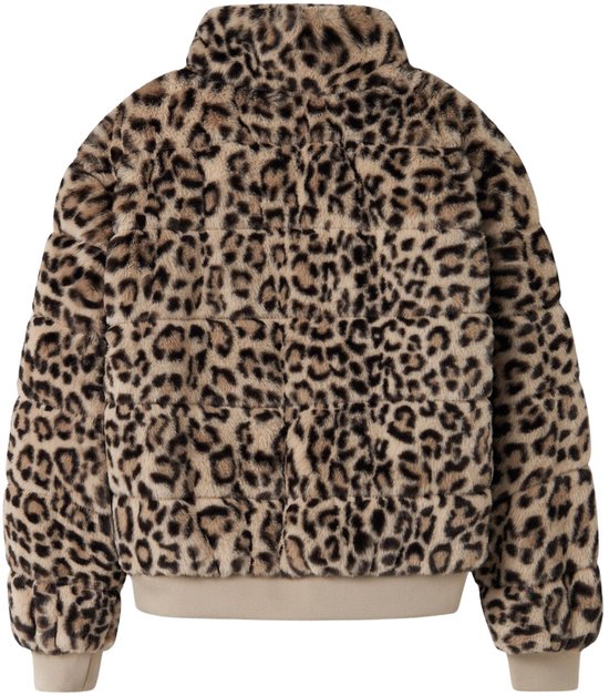 Achterkant bruine teddy jas met luipaardprint, ritssluiting en beige gebreide boorden.