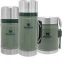Trois thermos Stanley de couleur vert martelé. Deux modèles hauts et un modèle bas avec poignée et porte-cuillère.