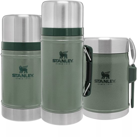 Trois thermos Stanley de couleur vert martelé. Deux modèles hauts et un modèle bas avec poignée et porte-cuillère.
