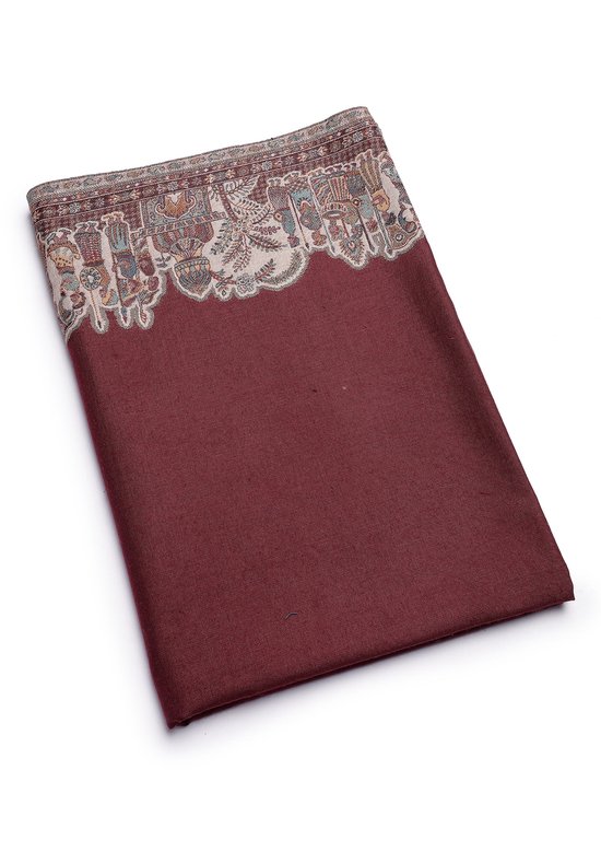 Opgevouwen donkerrode sjaal met een gedetailleerde, veelkleurige geborduurde rand in traditionele stijl.