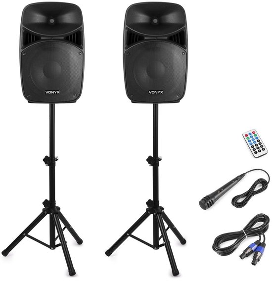 Zwarte Vonyx speakers op statieven, met microfoon, afstandsbediening en kabels.
