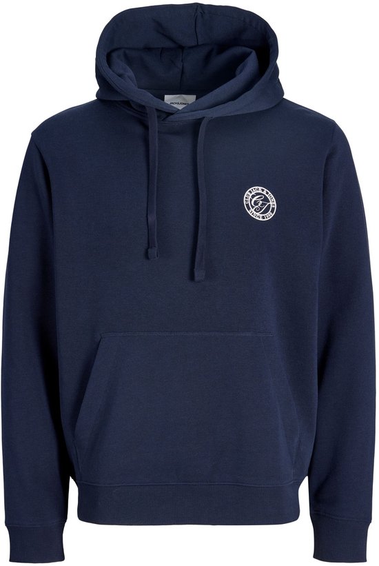 Donkerblauwe hoodie met capuchon, kangoeroezak en wit cirkelvormig logo op de borst.