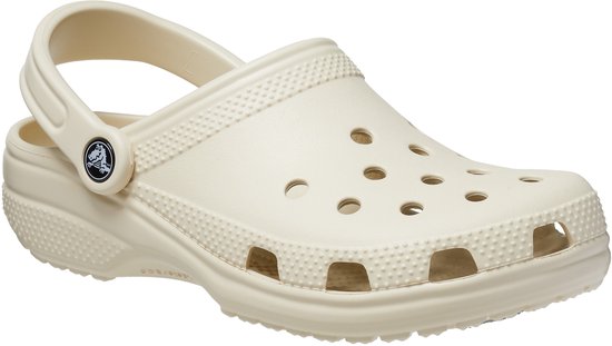 Crème Crocs klomp met draagband, het Crocs-logo op de zijkant.