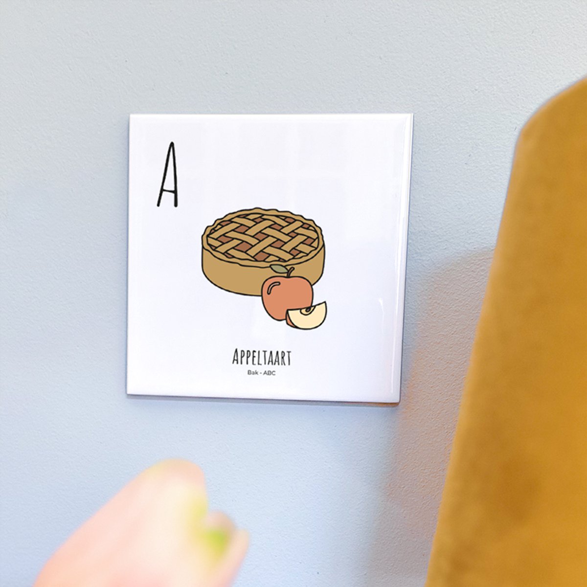 Appeltaart - ABC tegeltje Bakken - Keramiek met Handgetekende Illustratie - Wanddecoratie - Woondecoratie - Relatiegeschenk - Souvenir - 10,8 x 10,8 cm