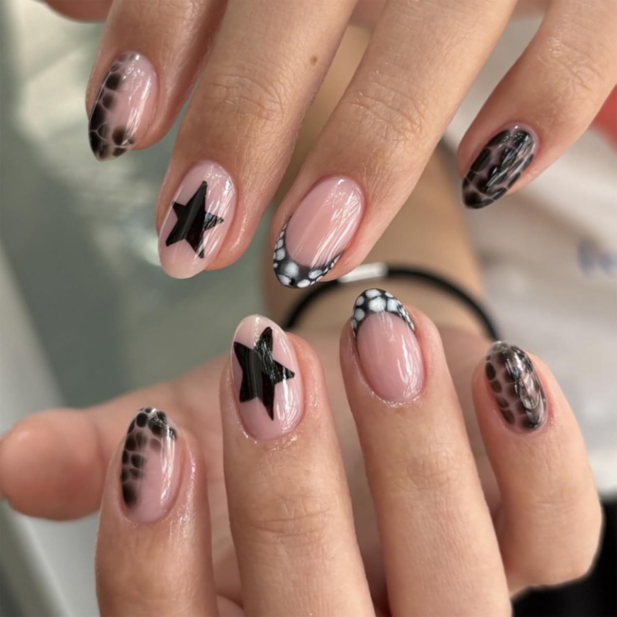 SnelShoppen - 24 Press on Nails Zwarte Sterren Design - Kunstnagels voor Vrouwen en Meisjes - Amandelvorm Franse Tip met Jelly Lijm & Vijl voor Feest