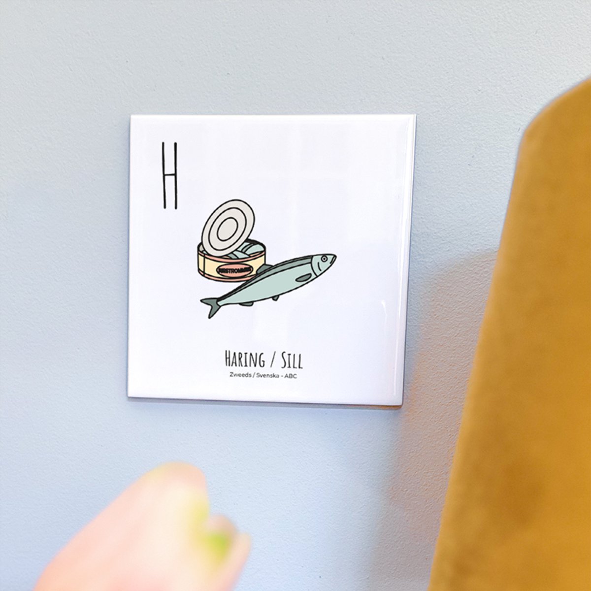 Haring / Sill - ABC tegeltje Zweden-Sverige - Keramiek met Handgetekende Illustratie - Wanddecoratie - Woondecoratie - Relatiegeschenk - Souvenir - 10,8 x 10,8 cm