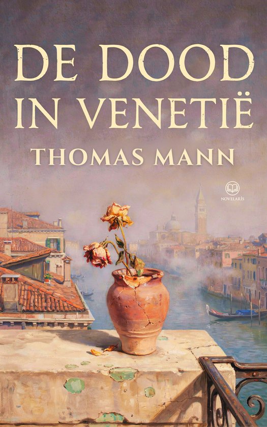 Boek 'De dood in Venetië' van Thomas Mann. Een pot met verdorde rozen op een balkon met uitzicht op Venetië.