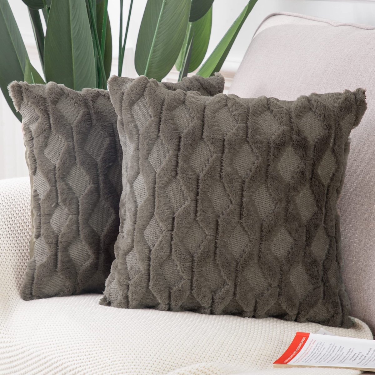 Omgoods - Set van 2 Decoratieve Kussenslopen van Zacht Pluche 40x40cm Taupe