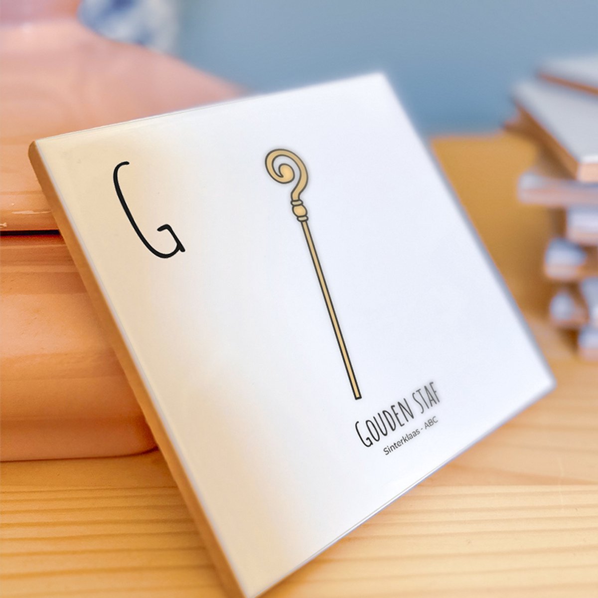 Gouden staf - ABC tegeltje Sinterklaas - Keramiek met Handgetekende Illustratie - Wanddecoratie - Woondecoratie - Relatiegeschenk - Souvenir - 10,8 x 10,8 cm