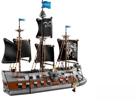 Een LEGO piratenschip met bruine en grijze romp, drie grote zwarte zeilen met logo's, en speelfiguren aan de zijkant.