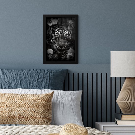 Cadre photo avec affiche Zwart Wit- Tigre parmi les fleurs - noir et blanc - 20x30 cm - Cadre pour affiche