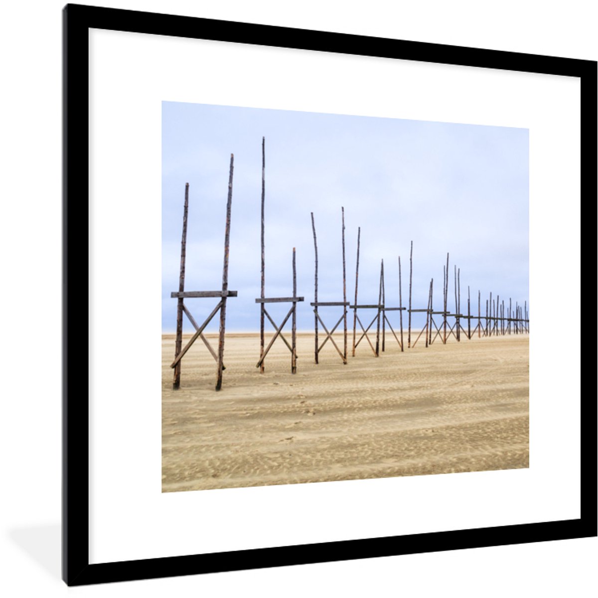 Poster in lijst - Fotolijst 40x40 cm - Posters - Palen op het strand van Vlieland - Poster