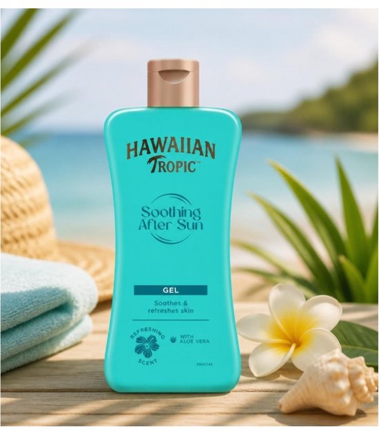Hawaiian Tropic Soothing After Sun fles op een houten tafel met stranddecoratie.