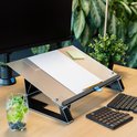 Zwarte documenthouder op een bureau met monitor, toetsenbord en een glas water. Er ligt een document op.