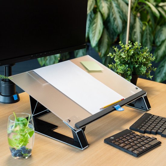 Zwarte documenthouder op een bureau met monitor, toetsenbord en een glas water. Er ligt een document op.