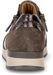 Achterkant van bruine suède sneakers met slangenprint details.