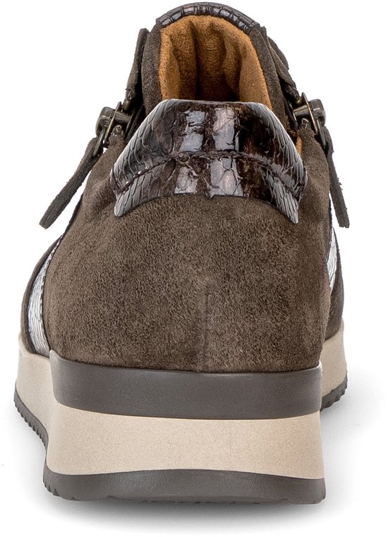 Achterkant van bruine suède sneakers met slangenprint details.
