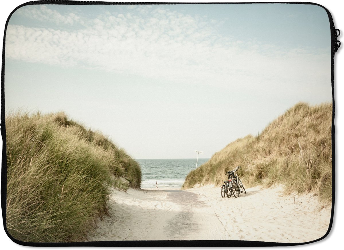 Laptophoes 14 inch - Strand - Fiets - Wolken - Laptop sleeve - Binnenmaat 33x23 cm - Zwarte achterkant