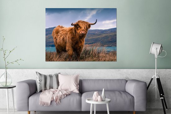 Aluminium schilderij 120x90 cm - Wanddecoratie metaal - Schotse Hooglander - Berg - Water - Natuur - Koe - Metalen muurdecoratie woonkamer - Decoratie industrieel - Foto op dibond - Industriële accessoires slaapkamer