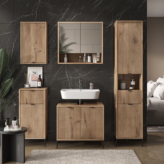 Badkamermeubelset met houten fronten met verticale ribbels, marmerlook achterwand en een spiegelkast.