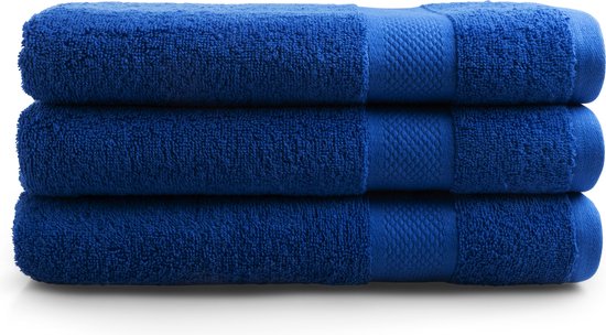 Drie klassiek blauwe badhanddoeken opgestapeld.