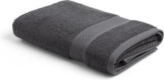 Donkergrijze badhanddoek, gevouwen met een decoratieve band.