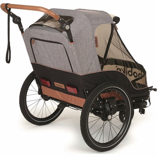 Grijs-zwarte fietskar met bruine accenten, grote achterwielen en een verstelbare duwstang.
