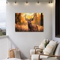 Een tuinposter met een hert en gewei in een bos hangt aan een witte muur op een balkon.