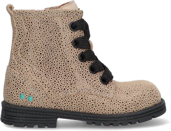Taupe suède bikerboot met zwarte veters, zwarte zool en subtiel stipjespatroon.