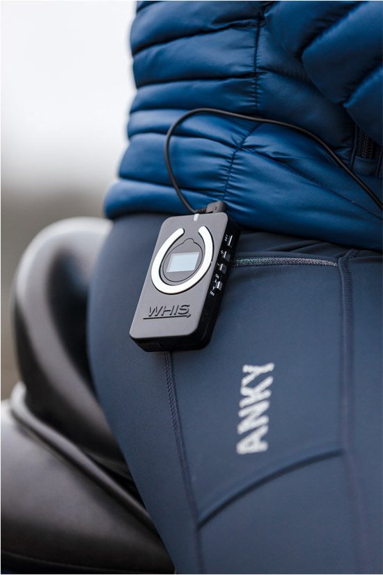 Zwarte "WHIS" clip-on headset met microfoon, gedragen door een persoon in een donkerblauwe jas en rijbroek.